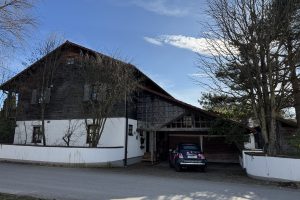 Straßenseite mit Garage